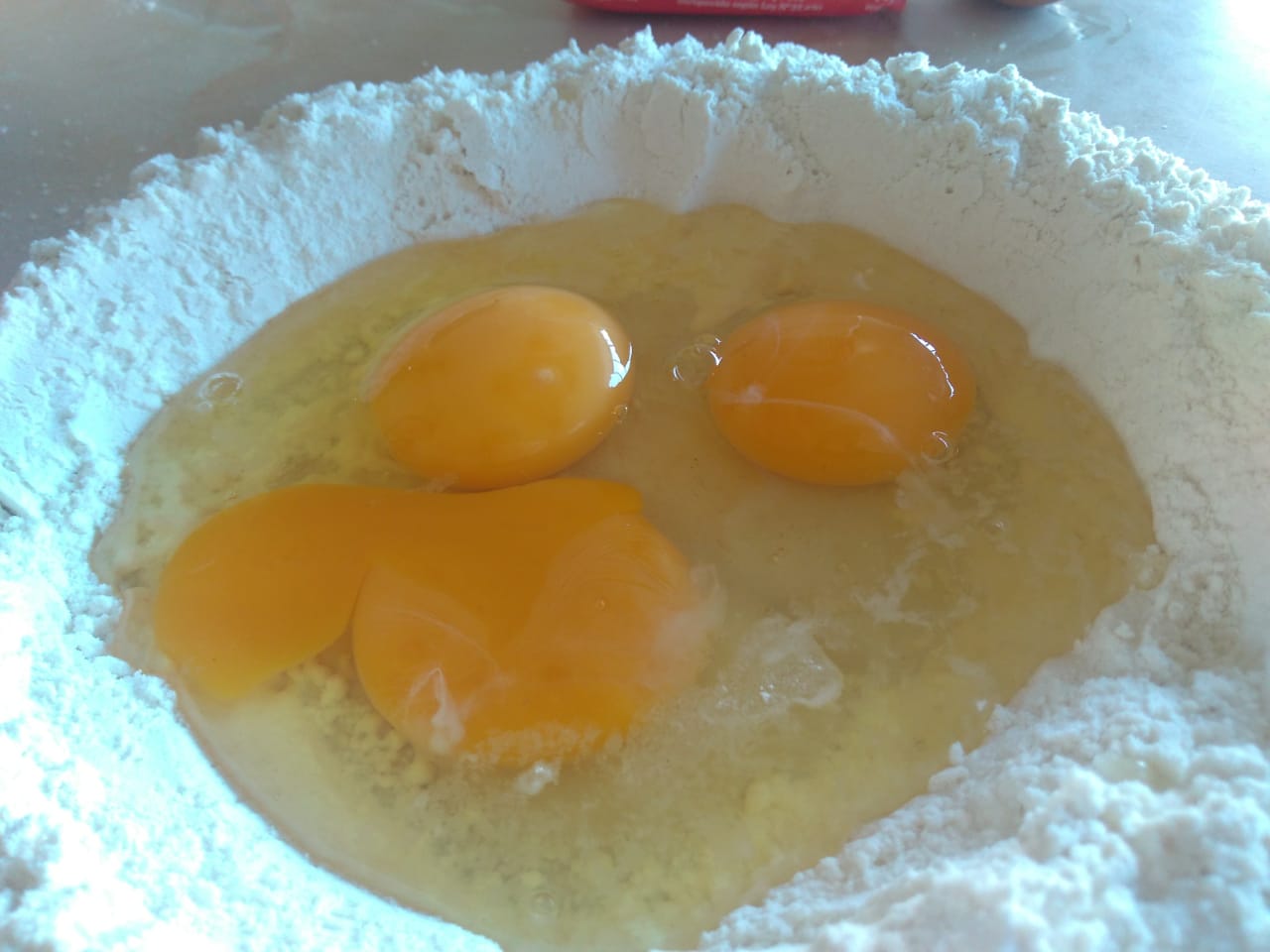 harina con huevo para fideos caseros